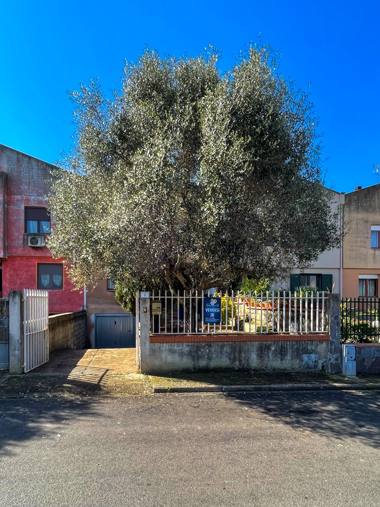 Ampia Villetta bilivelli con ampie pertinenze e terrazza a Serramanna