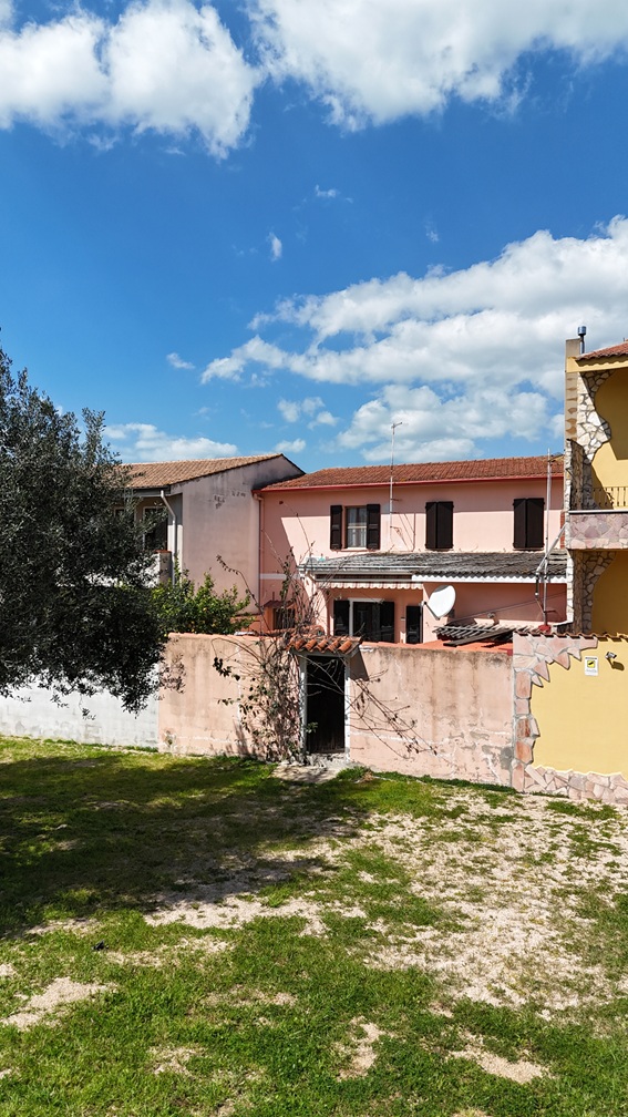 default Serramanna semi-indipendente con cortile.