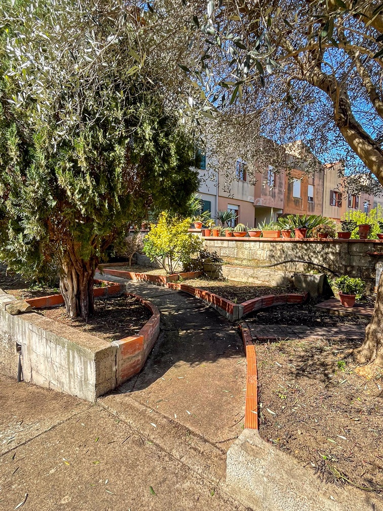 Ampia Villetta bilivelli con ampie pertinenze e terrazza a Serramanna