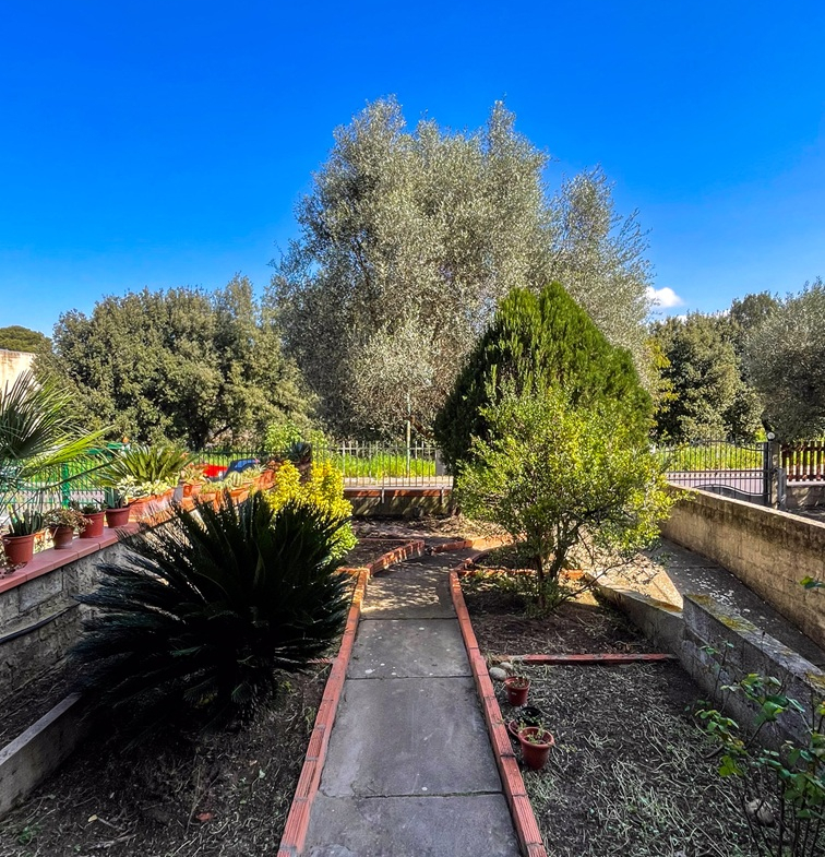 Ampia Villetta bilivelli con ampie pertinenze e terrazza a Serramanna