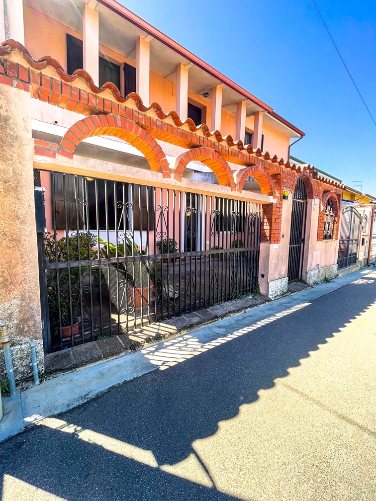 1 Serramanna semi-indipendente con cortile.