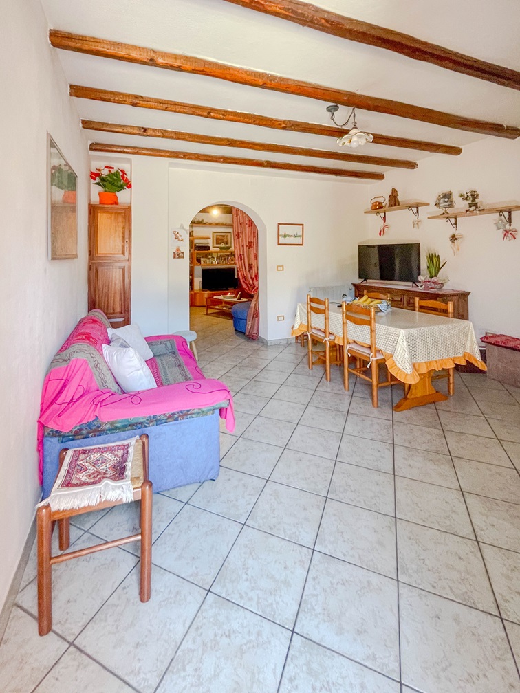 10 Serramanna semi-indipendente con cortile.