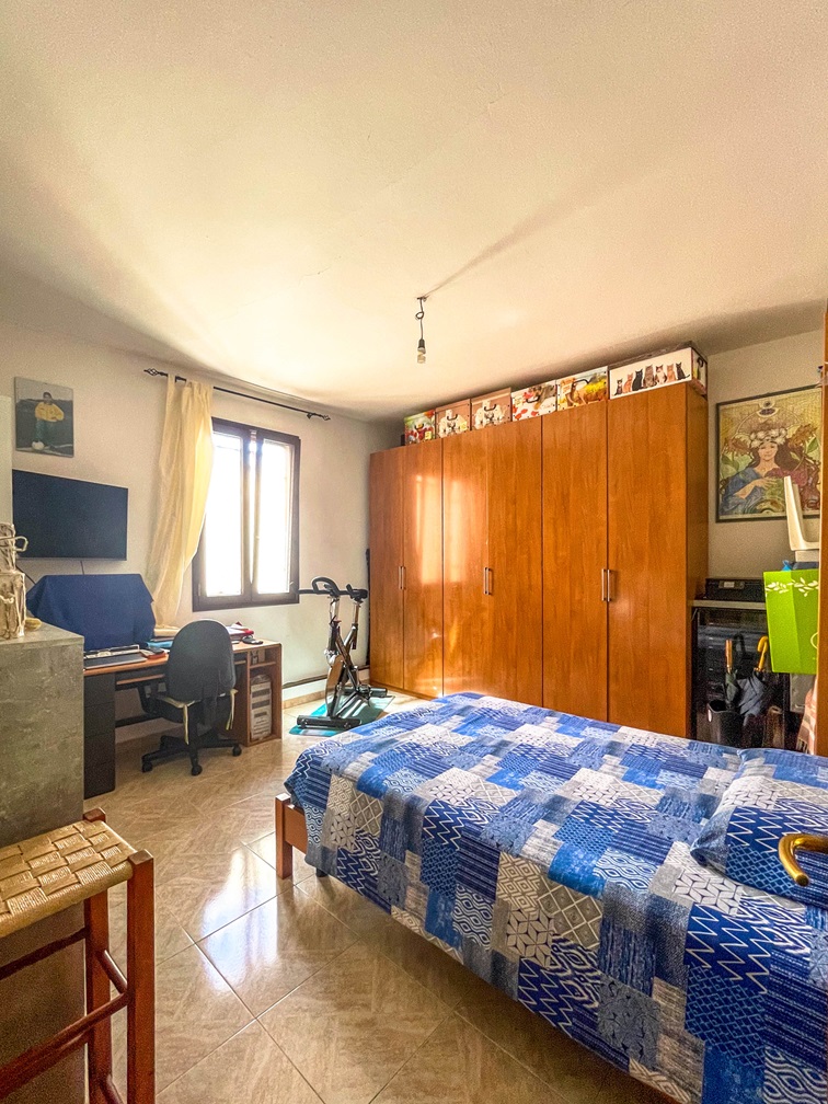 17 Serramanna semi-indipendente con cortile.
