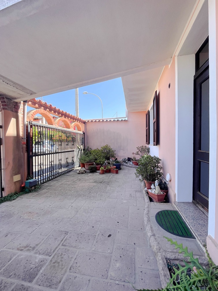 2 Serramanna semi-indipendente con cortile.