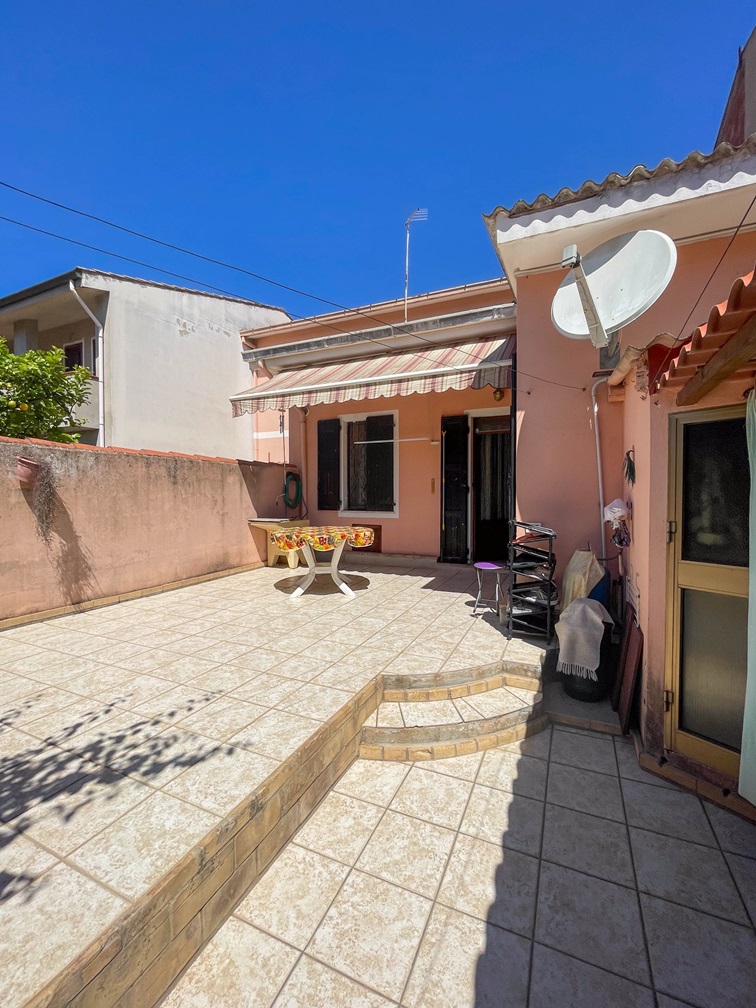 26 Serramanna semi-indipendente con cortile.