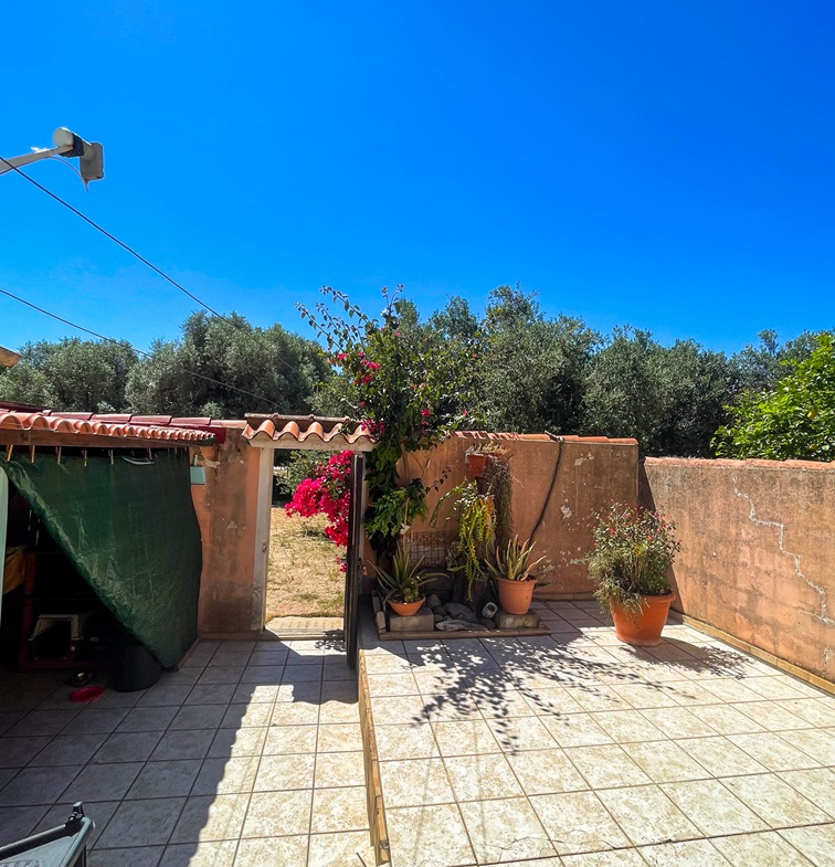 Serramanna semi-indipendente con cortile.