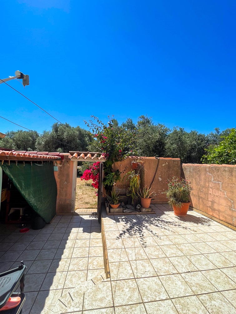 27 Serramanna semi-indipendente con cortile.