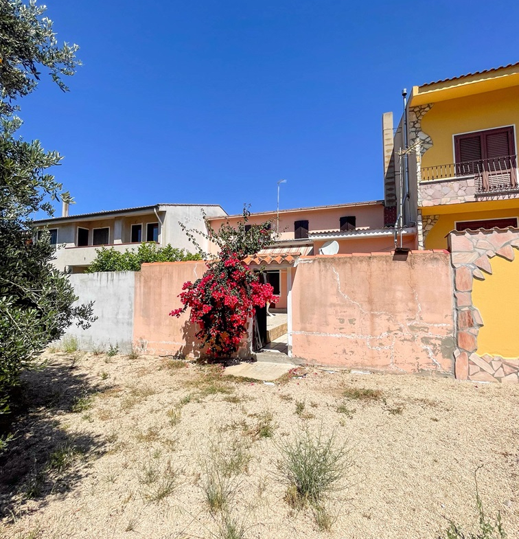Serramanna semi-indipendente con cortile.