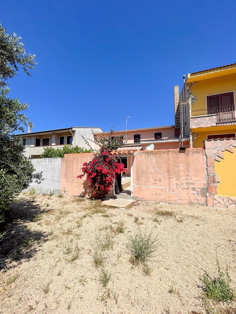 3 Serramanna semi-indipendente con cortile.