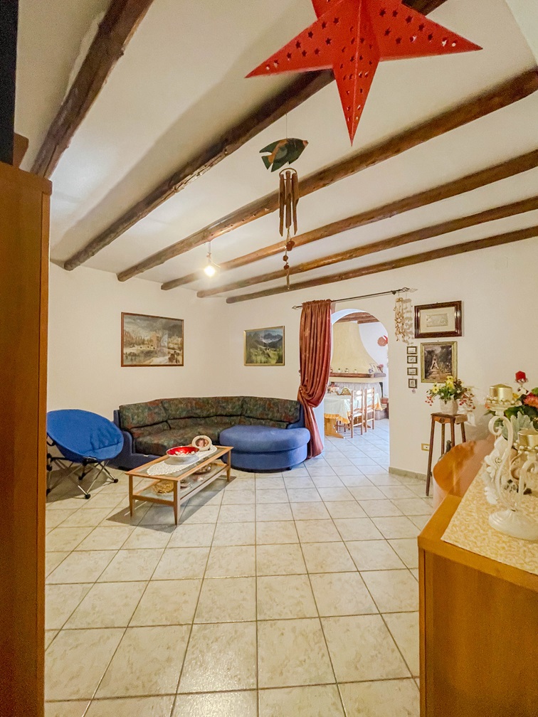 6 Serramanna semi-indipendente con cortile.