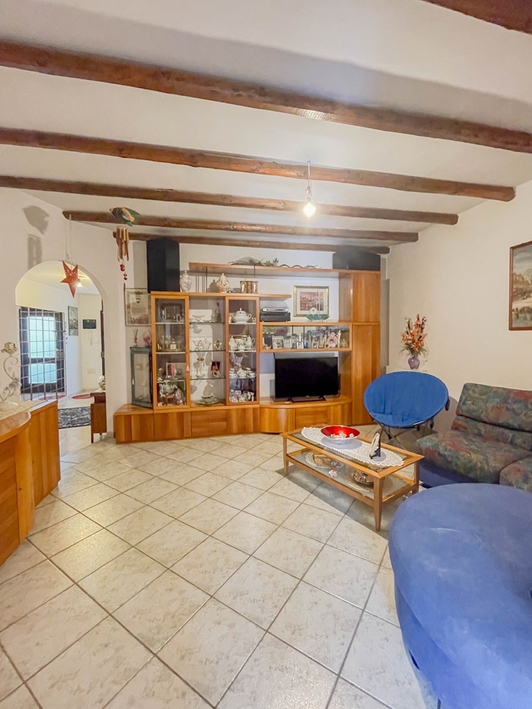 7 Serramanna semi-indipendente con cortile.
