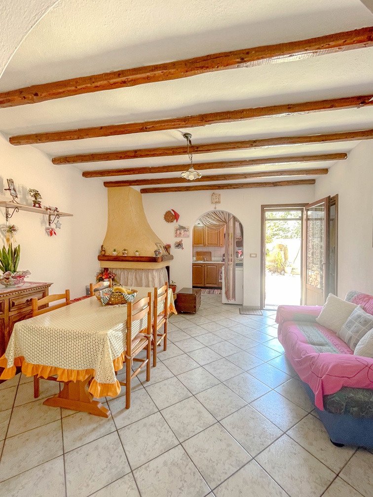 8 Serramanna semi-indipendente con cortile.
