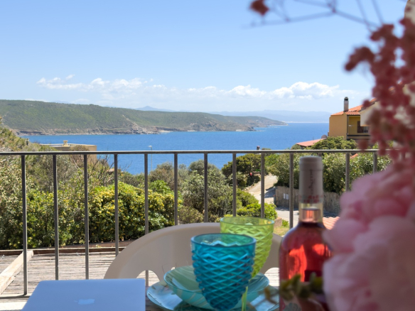 Esclusiva Villa Vista Mare: Il Fascino della Costa Verde a Torre dei Corsari