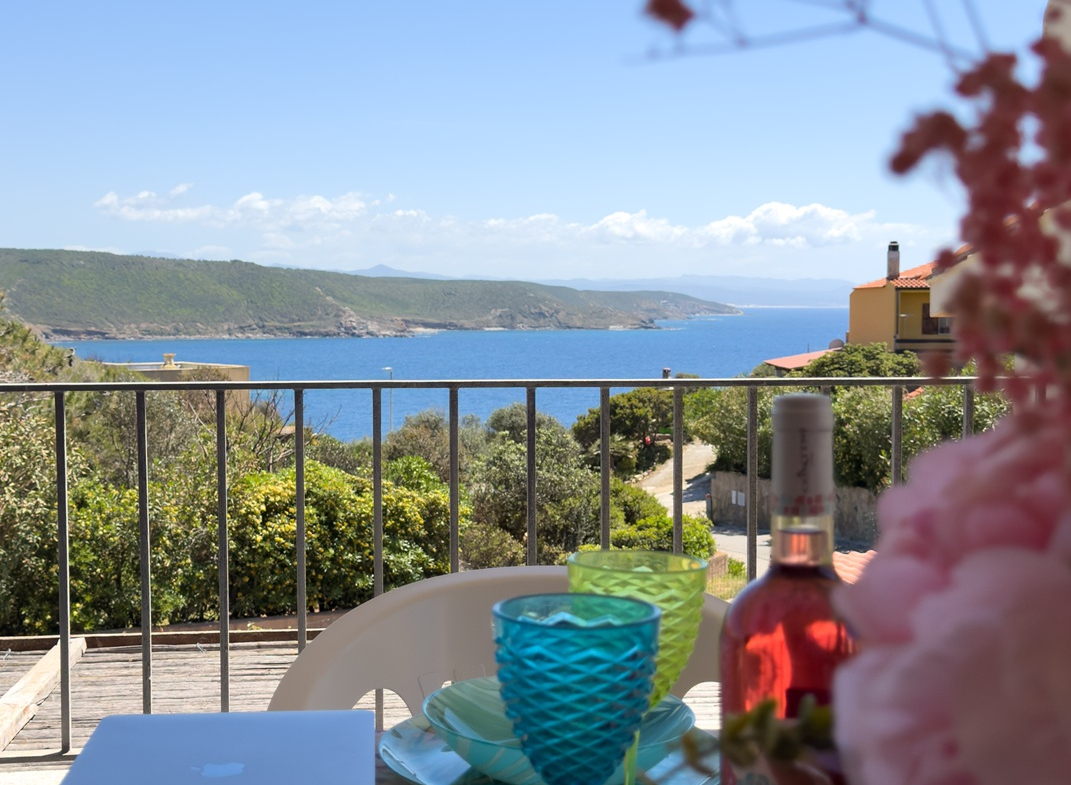 Esclusiva Villa Vista Mare: Il Fascino della Costa Verde a Torre dei Corsari
