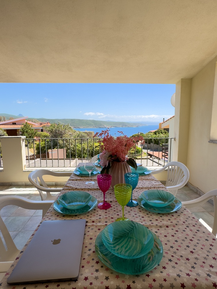 09 Esclusiva Villa Vista Mare: Il Fascino della Costa Verde a Torre dei Corsari