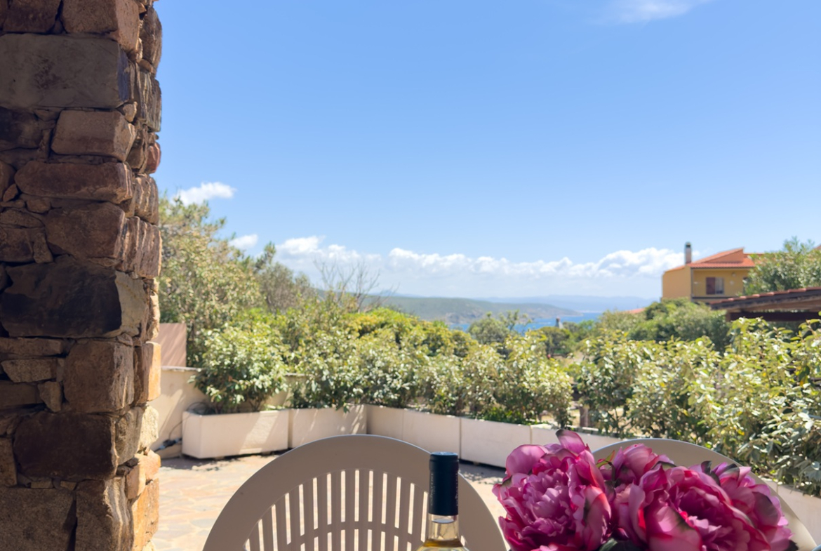 Esclusiva Villa Vista Mare: Il Fascino della Costa Verde a Torre dei Corsari