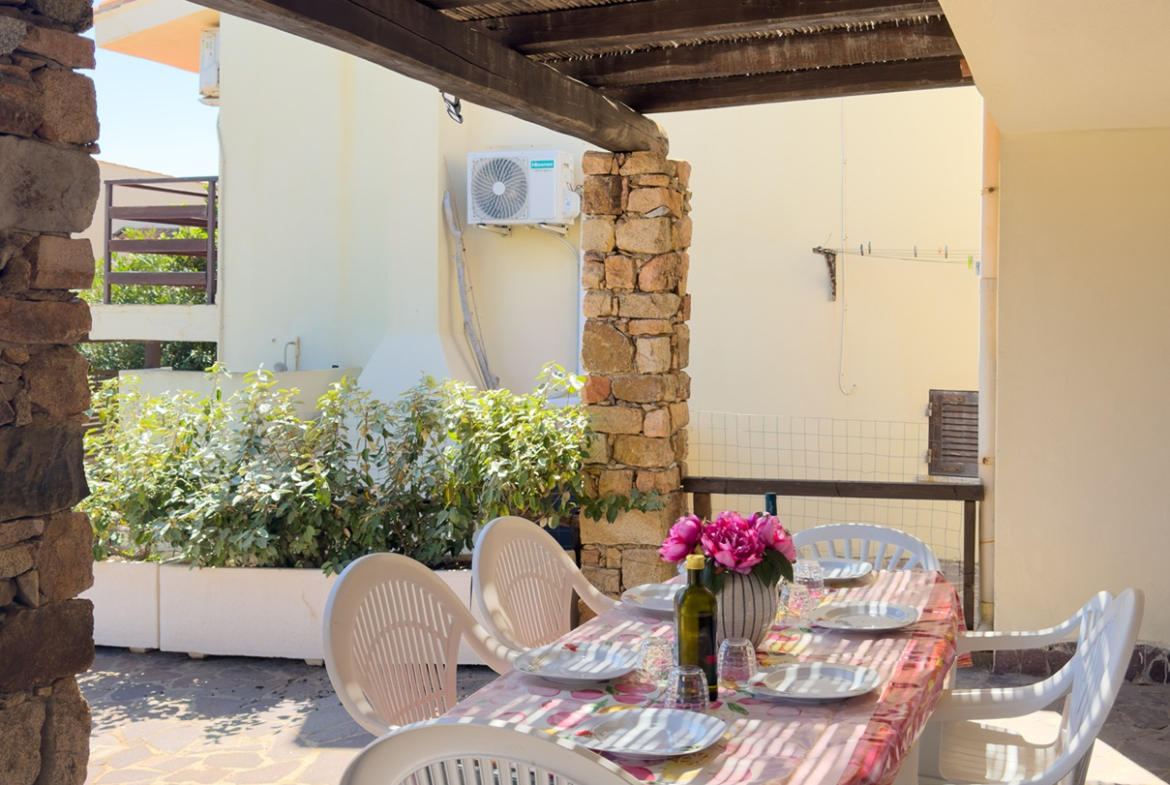 Esclusiva Villa Vista Mare: Il Fascino della Costa Verde a Torre dei Corsari