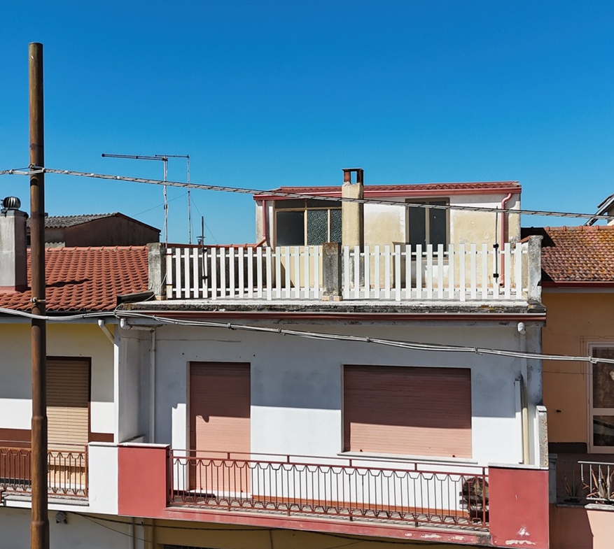 Stabile Indipendente su 3 Livelli con Cortile e Terrazzo – Samassi (Piazza Costituzione)