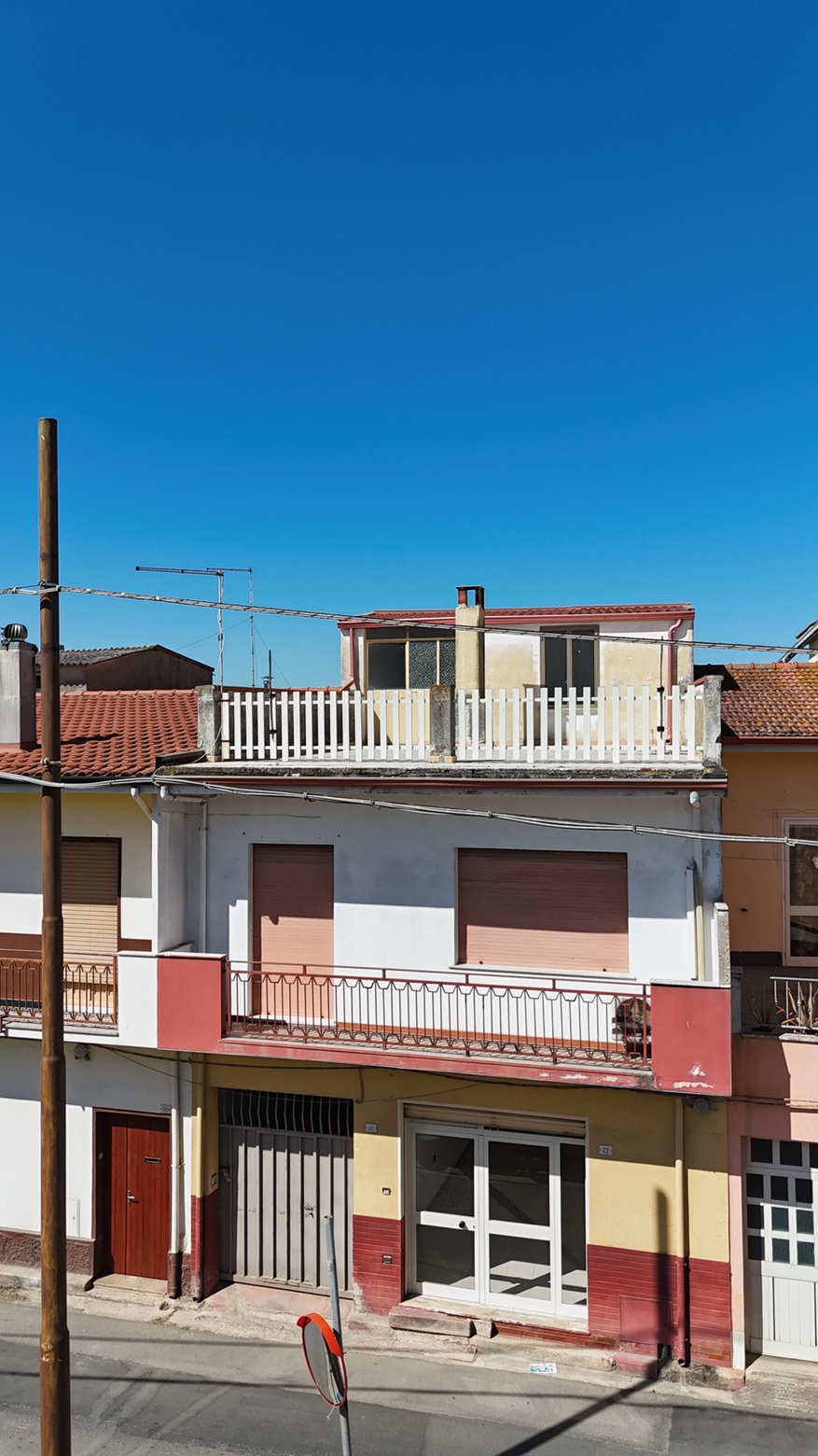 default Stabile Indipendente su 3 Livelli con Cortile e Terrazzo – Samassi (Piazza Costituzione)