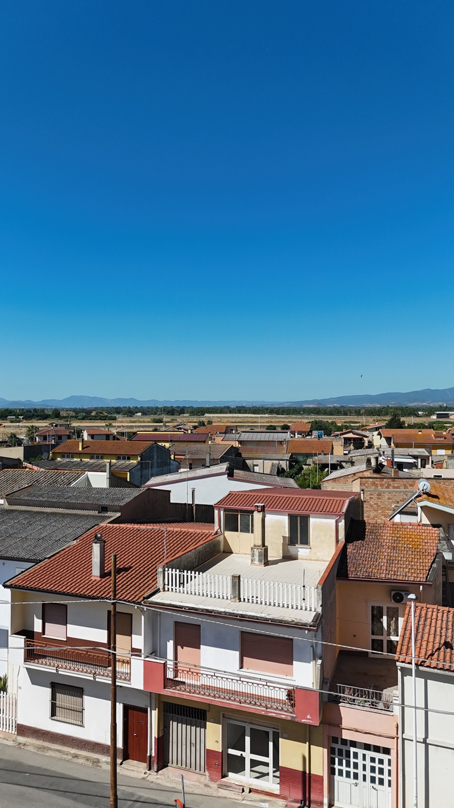 default Stabile Indipendente su 3 Livelli con Cortile e Terrazzo – Samassi (Piazza Costituzione)