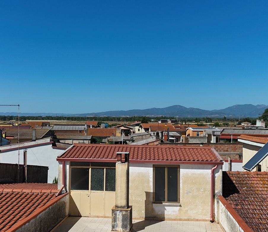 Stabile Indipendente su 3 Livelli con Cortile e Terrazzo – Samassi (Piazza Costituzione)