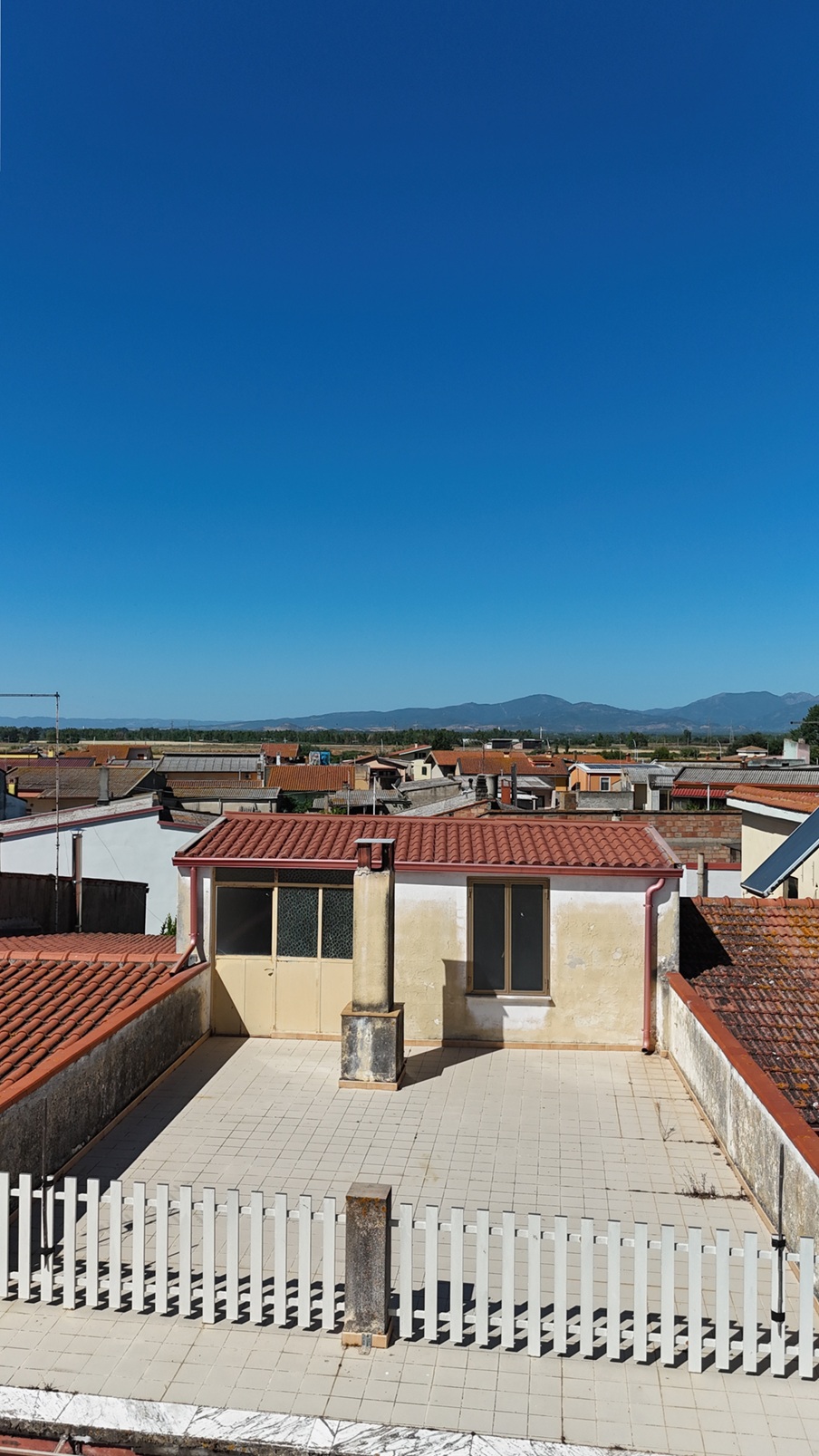 default Stabile Indipendente su 3 Livelli con Cortile e Terrazzo – Samassi (Piazza Costituzione)