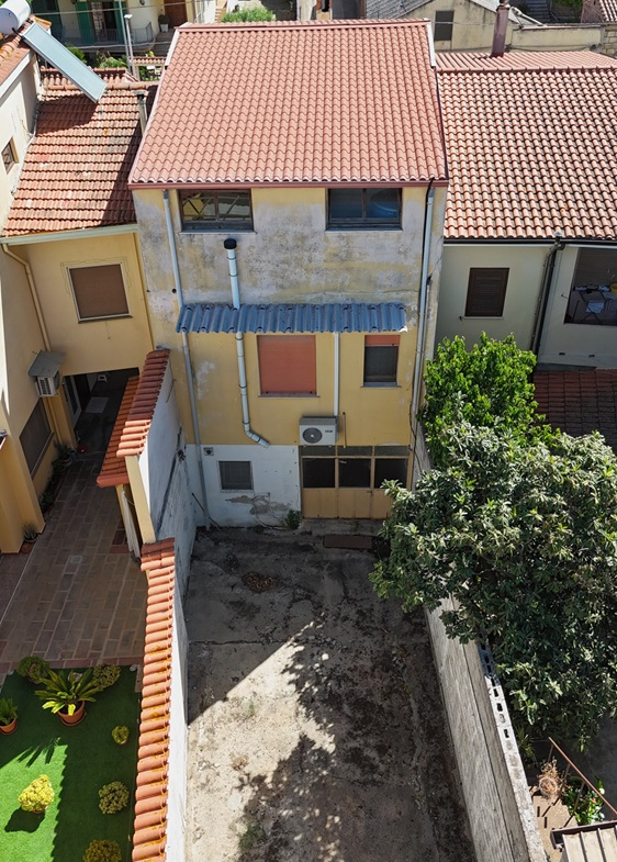 Stabile Indipendente su 3 Livelli con Cortile e Terrazzo – Samassi (Piazza Costituzione)