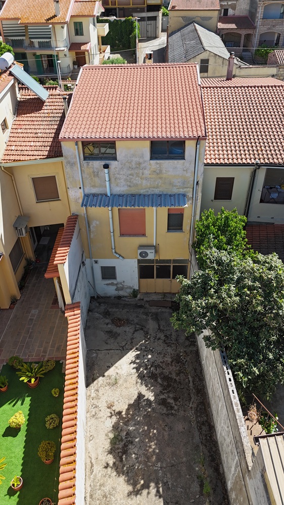 default Stabile Indipendente su 3 Livelli con Cortile e Terrazzo – Samassi (Piazza Costituzione)