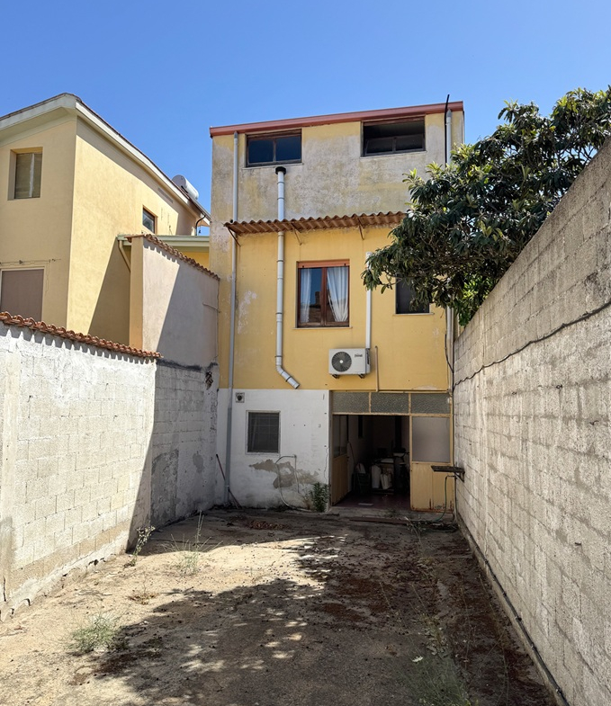 Stabile Indipendente su 3 Livelli con Cortile e Terrazzo – Samassi (Piazza Costituzione)