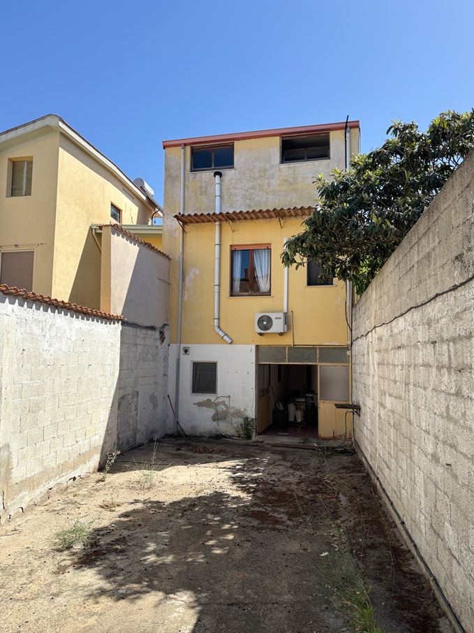 06 Stabile Indipendente su 3 Livelli con Cortile e Terrazzo – Samassi (Piazza Costituzione)