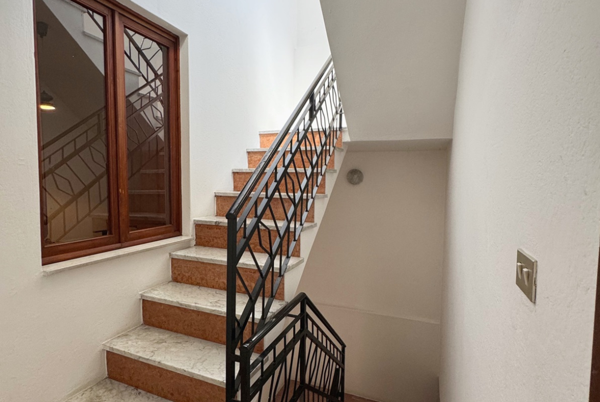 Stabile Indipendente su 3 Livelli con Cortile e Terrazzo – Samassi (Piazza Costituzione)