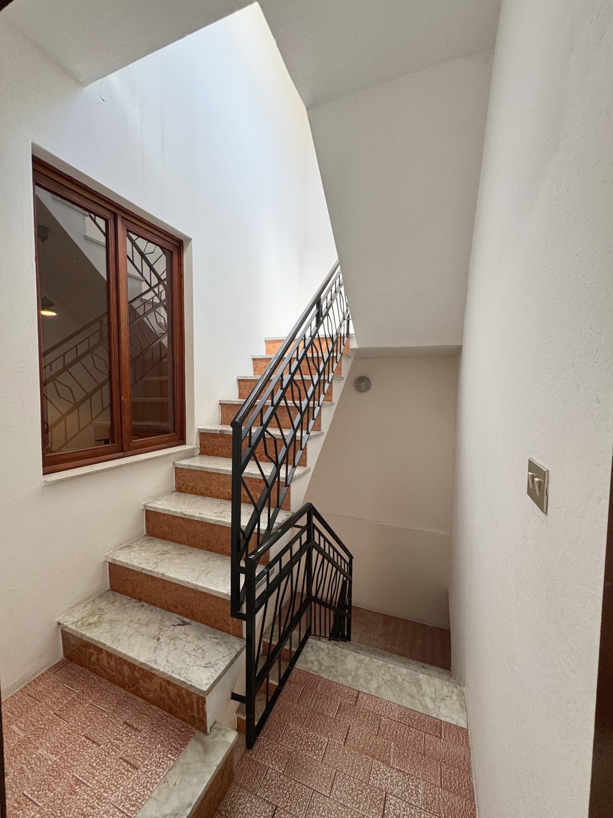 07 Stabile Indipendente su 3 Livelli con Cortile e Terrazzo – Samassi (Piazza Costituzione)