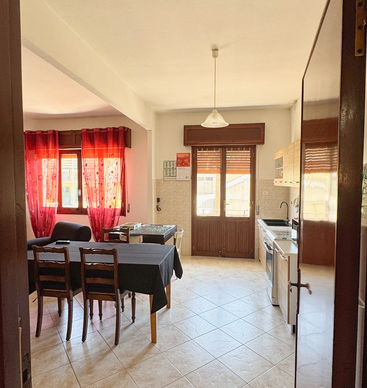 Stabile Indipendente su 3 Livelli con Cortile e Terrazzo – Samassi (Piazza Costituzione)