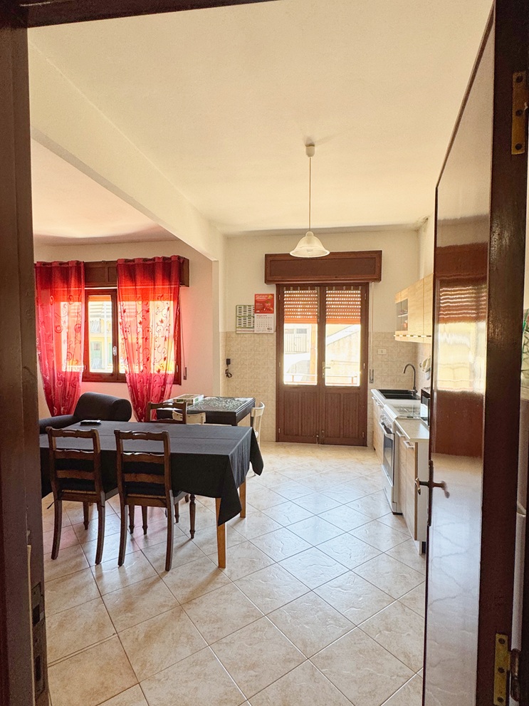 08 Stabile Indipendente su 3 Livelli con Cortile e Terrazzo – Samassi (Piazza Costituzione)