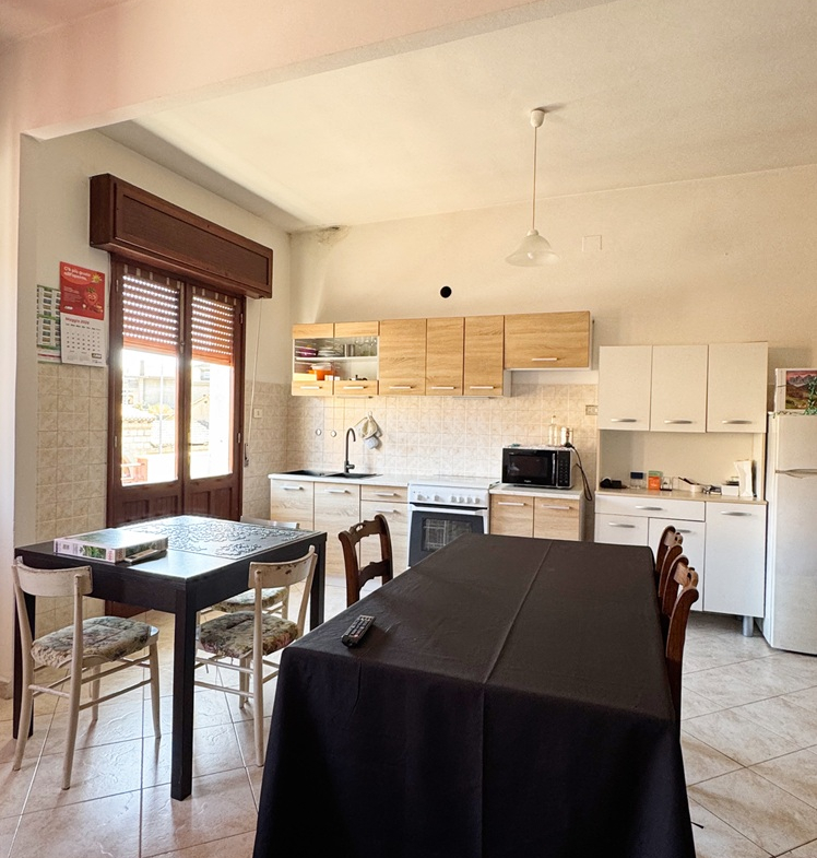 Stabile Indipendente su 3 Livelli con Cortile e Terrazzo – Samassi (Piazza Costituzione)