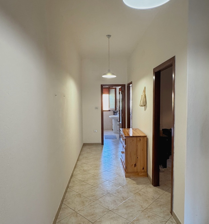 Stabile Indipendente su 3 Livelli con Cortile e Terrazzo – Samassi (Piazza Costituzione)