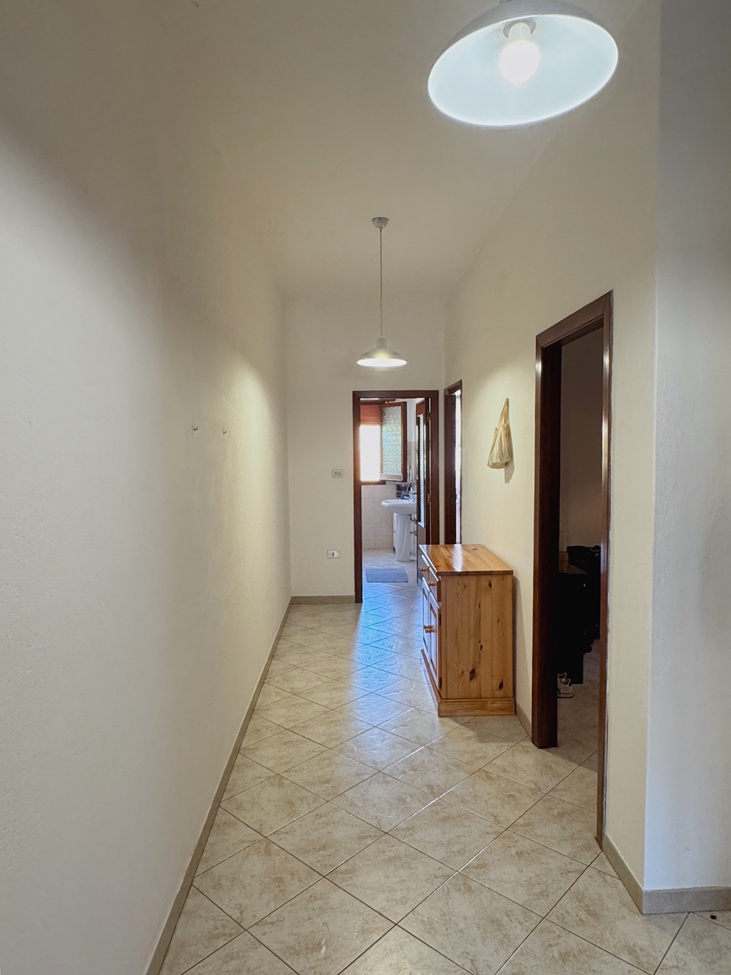15 Stabile Indipendente su 3 Livelli con Cortile e Terrazzo – Samassi (Piazza Costituzione)