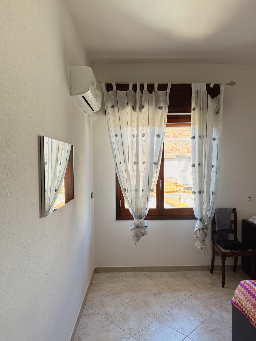 18 Stabile Indipendente su 3 Livelli con Cortile e Terrazzo – Samassi (Piazza Costituzione)