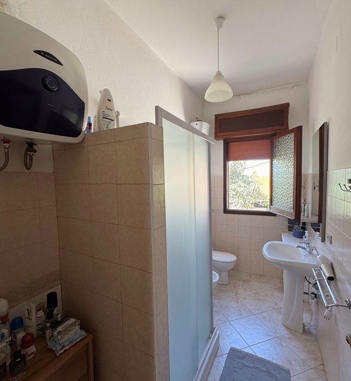 Stabile Indipendente su 3 Livelli con Cortile e Terrazzo – Samassi (Piazza Costituzione)