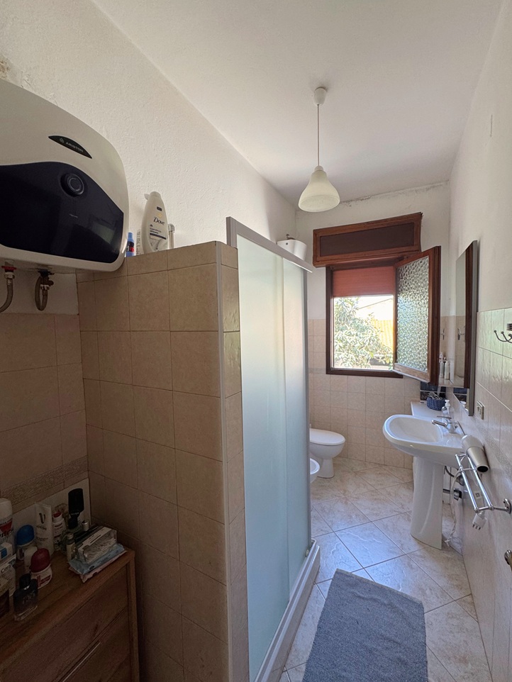 19 Stabile Indipendente su 3 Livelli con Cortile e Terrazzo – Samassi (Piazza Costituzione)