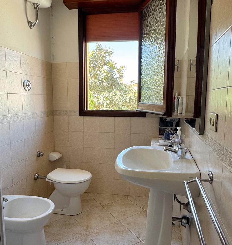 Stabile Indipendente su 3 Livelli con Cortile e Terrazzo – Samassi (Piazza Costituzione)