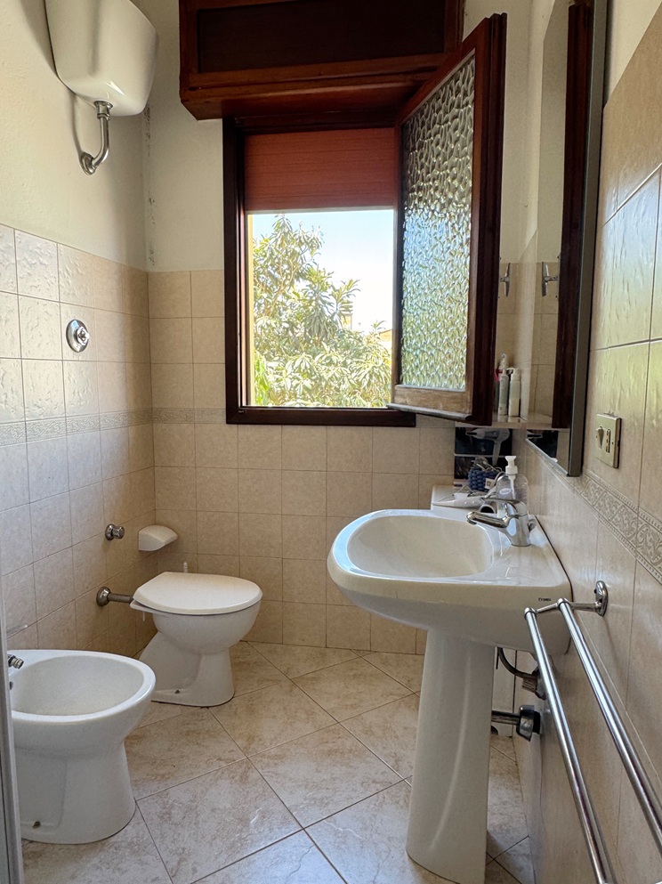 20 Stabile Indipendente su 3 Livelli con Cortile e Terrazzo – Samassi (Piazza Costituzione)