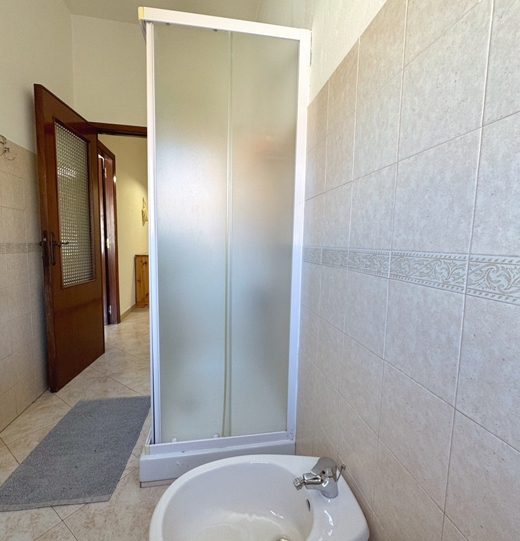 Stabile Indipendente su 3 Livelli con Cortile e Terrazzo – Samassi (Piazza Costituzione)