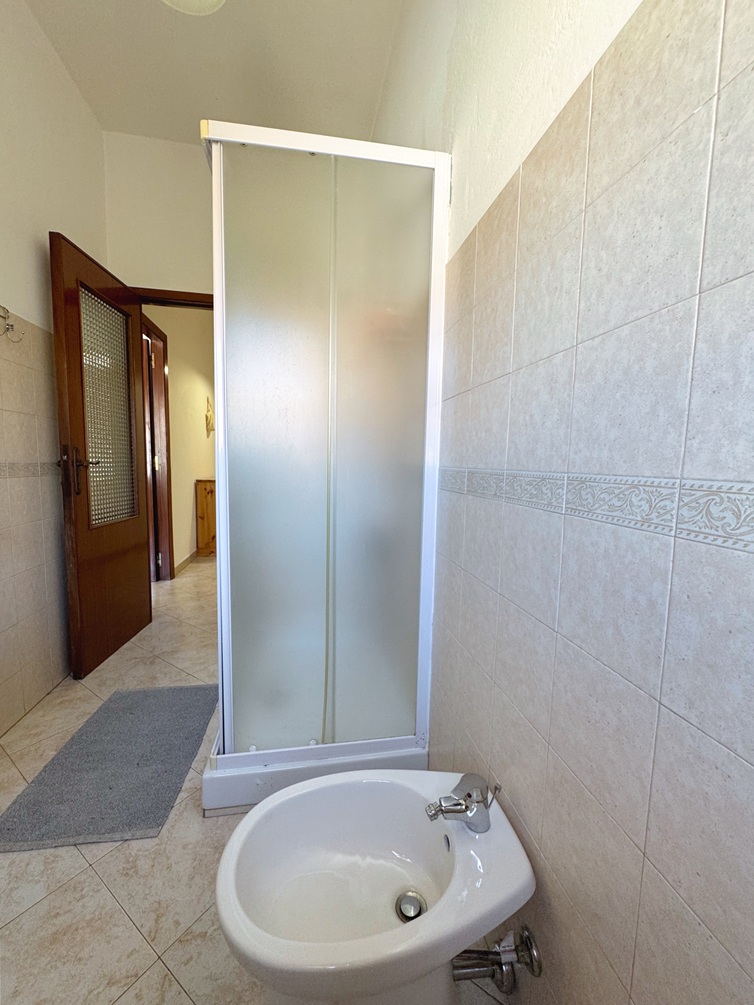 21 Stabile Indipendente su 3 Livelli con Cortile e Terrazzo – Samassi (Piazza Costituzione)