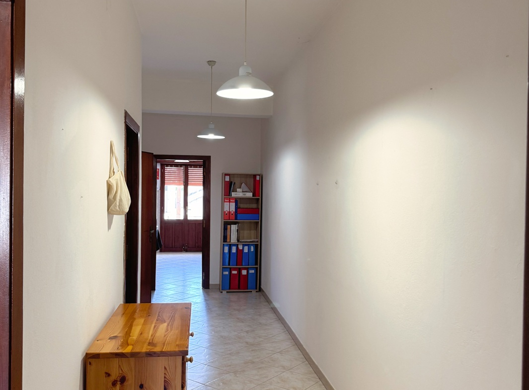 Stabile Indipendente su 3 Livelli con Cortile e Terrazzo – Samassi (Piazza Costituzione)