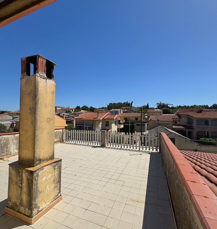 Stabile Indipendente su 3 Livelli con Cortile e Terrazzo – Samassi (Piazza Costituzione)
