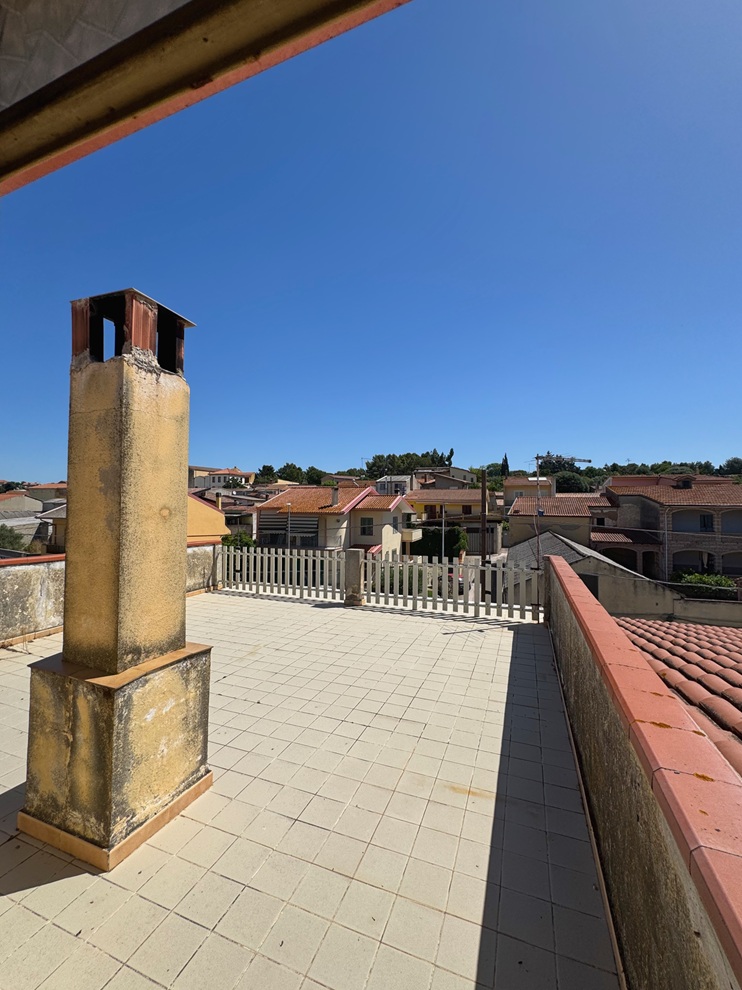 26 Stabile Indipendente su 3 Livelli con Cortile e Terrazzo – Samassi (Piazza Costituzione)