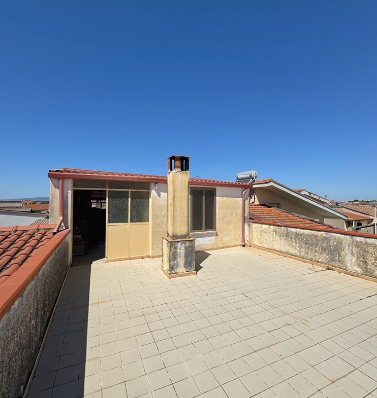 Stabile Indipendente su 3 Livelli con Cortile e Terrazzo – Samassi (Piazza Costituzione)