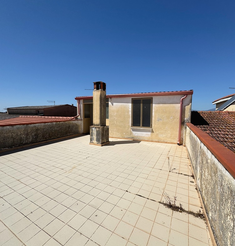 Stabile Indipendente su 3 Livelli con Cortile e Terrazzo – Samassi (Piazza Costituzione)