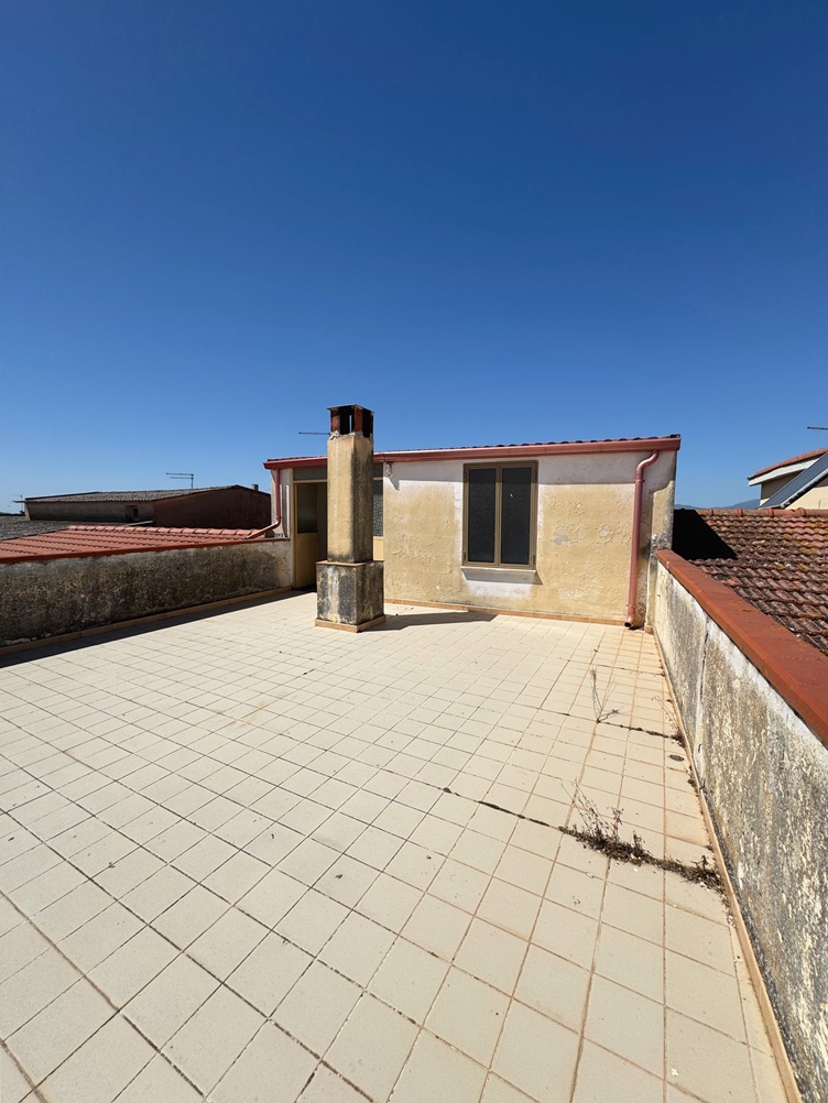 28 Stabile Indipendente su 3 Livelli con Cortile e Terrazzo – Samassi (Piazza Costituzione)
